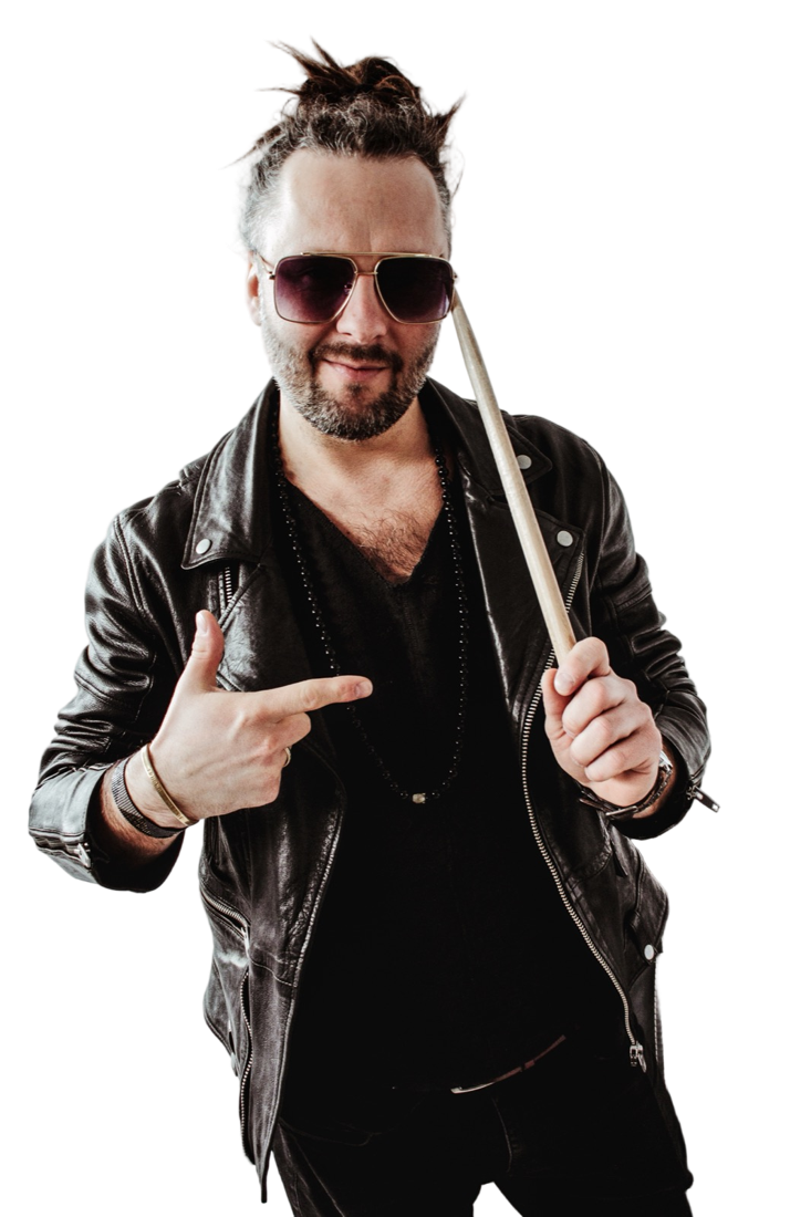 Bartosz „Mr. Shuffle” Niebielecki z pałką perkusyjną